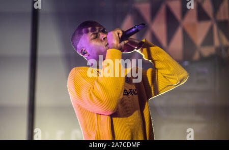 Kopenhagen, Dänemark. 31. Oktober 2019. Der kanadische Sänger, Songwriter und Musiker Daniel Caesar führt ein Live Konzert bei VEGA in Kopenhagen. (Foto: Gonzales Foto - Joe Miller). Stockfoto