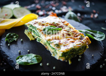 Köstliche hausgemachte Lasagne - mit frischen Zutaten nach einer traditionellen italienischen Quittung Stockfoto