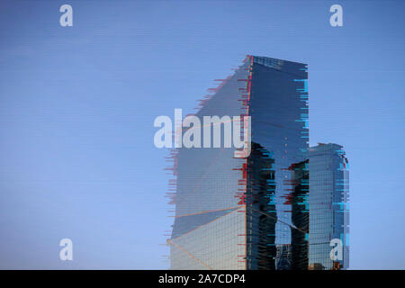 Büro glitch Gebäude auf blauem Hintergrund. Abstrakte Digitale Hintergrund. Glitch Stadtlärm Textur. Technologie Hintergrund digital glitch Wirkung. Stockfoto