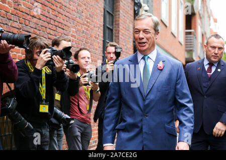 Westminster, London, Großbritannien. 1 Nov, 2019. Brexit-Chef Nigel Farage kommt an der Emmanuel Center, Westminster. Die Brexit Partei ihre Wahlkampagne startet heute. Credit: Dinendra Haria/Alamy leben Nachrichten Stockfoto