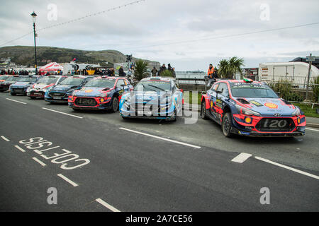 WRC World Rally Cars aufgereiht auf den Straßen von Llandudno an der Abschlussfeier der2019 WRC Wales Rally GB, Llandudno, Wales Stockfoto