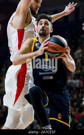 Belgrad, Serbien. 31 Okt, 2019. Ognjen Kuzmic von Crvena Zvezda mts Belgrad versucht, Alexey Shved von chimki Moskau Region unter dem Korb zu blockieren. Credit: Nikola Krstic/Alamy leben Nachrichten Stockfoto