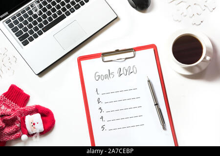 2020 Neue Jahr Ziele, Planung, Träume und Wünsche. Büro Arbeitsplatz mit Laptop, tannenzweigen auf weißem Hintergrund. Ansicht von oben mit der Kopie. Stockfoto