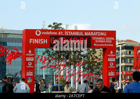 Beyoglu, Istanbul/Türkei - vom 20. Oktober 2019: 41 Vodafone Istanbul Marathon Finish Line und Countdown am Taksim-Platz kommenden Tagen Marathon Stockfoto