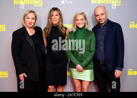 Regisseurin Mimi Leder, Jennifer Aniston, Reese Witherspoon und Executive Producer Michael EllenBerg an Apple die Morning Show Screening im Ham Yard Hotel, London statt. Stockfoto