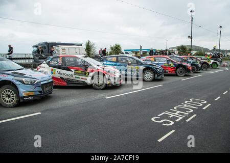 WRC World Rally Cars aufgereiht auf den Straßen von Llandudno an der Abschlussfeier der2019 WRC Wales Rally GB, Llandudno, Wales Stockfoto