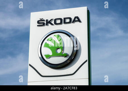 Skoda ad Banner gegen den blauen Himmel Stockfoto