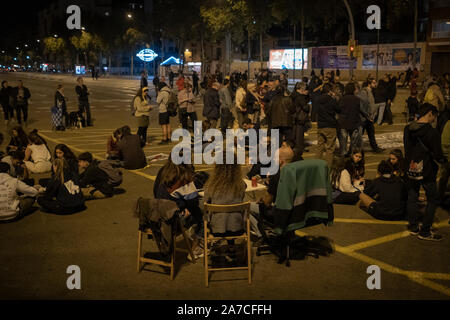 Dutzende von Nachbarn, die in der Regel über Hundert, schneiden Avinguda Meridiana jeden Tag gegen das Urteil im Prozess gegen 1 Okt, 2017 zu protestieren. Stockfoto
