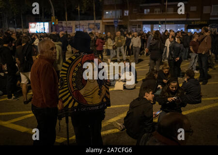 Dutzende von Nachbarn, die in der Regel über Hundert, schneiden Avinguda Meridiana jeden Tag gegen das Urteil im Prozess gegen 1 Okt, 2017 zu protestieren. Stockfoto