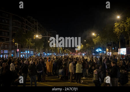 Dutzende von Nachbarn, die in der Regel über Hundert, schneiden Avinguda Meridiana jeden Tag gegen das Urteil im Prozess gegen 1 Okt, 2017 zu protestieren. Stockfoto