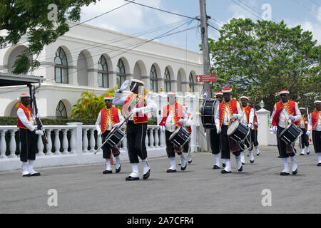 Barbados Insel die Wachablösung am historischen Garnison. Die sargeant Großen begrüßt auf der rechten Seite vor den Gebäuden Stockfoto