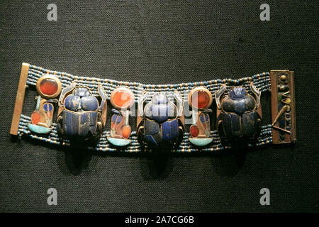 Saatchi Gallery London, UK. 1. November 2019. Armband mit drei Skarabäen in Lapis und Kartuschen von Tutanchamun in der Vorschau bietet die größte Sammlung von 60 der Schätze und Artefakte aus dem Grab des Tutanchamun Ägypten überhaupt zu verlassen. Die Ausstellung in der Saatchi Gallery wird ab 2. November bis zum 3. Mai 2020. Amer ghazzal/Alamy leben Nachrichten Stockfoto