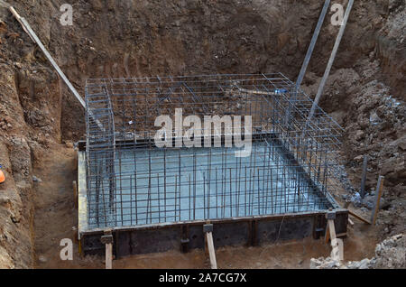 Schalungslösungen für Stahlbeton Bau in der beim Bau Stiftung. Gebäude und Strukturen mit Strukturellen Beton. Lauf Stockfoto