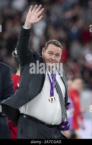 Tokio, Japan. 1 Nov, 2019. Head Coach Steve Hansen von Neuseeland team Unterstützer grüßt Nach dem Gewinn der Bronzemedaille Finale zwischen Neuseeland und Wales während der Rugby World Cup 2019 in Tokyo im Stadion. Neuseeland Niederlagen Wales 40-17. Credit: Rodrigo Reyes Marin/ZUMA Draht/Alamy leben Nachrichten Stockfoto