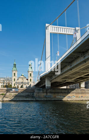 Die elisabethbrücke (Erzsébet híd) und die Innere Stadt Mutter Kirche. Budapest Stockfoto