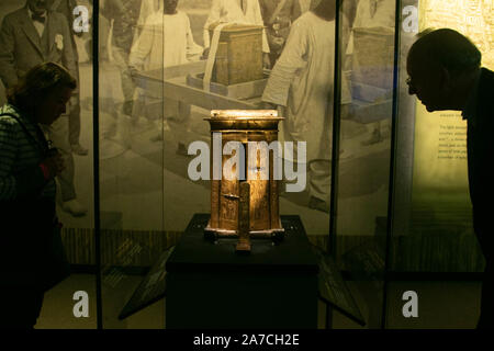 Saatchi Gallery London, UK. 1. November 2019. Vergoldete hölzerne Statue Schrein mit Szenen von Tutanchamun und Ankhesenamun. Eine Vorschau mit der größten Sammlung von 60 der Schätze und Artefakte aus dem Grab des Tutanchamun Ägypten überhaupt zu verlassen. Die Ausstellung in der Saatchi Gallery wird ab 2. November bis zum 3. Mai 2020. Amer ghazzal/Alamy leben Nachrichten Stockfoto