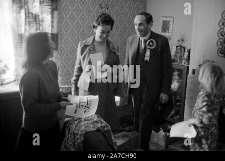 Jeremy Thorpe, Abgeordneter 1970er, Wahlkampf mit seiner Frau Marion. "Thorpe arbeitet für uns" sein Wahlslogan. Jeremy Thorpe ist ein britischer Politiker, der von 1959 bis 1979 in seinem Wahlkreis Nord-Devon als Abgeordneter für Nord-Devon fungierte. Er verlor seinen liberalen Parlamentssitz in diesen Jahren bei den Parlamentswahlen. Devon, England, ungefähr am 1979. April. HOMER SYKES AUS GROSSBRITANNIEN Stockfoto