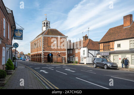 Amersham Altstadt High Street, Buckinghamshire, Großbritannien, mit der historischen Markthalle aus dem 17. Jahrhundert Stockfoto