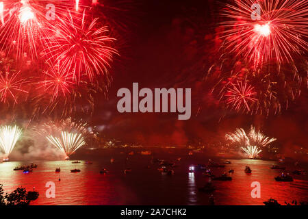 Oktober 29, 2019 Tag der Republik Feiern und Feuerwerk in Istanbul Bosporus Stockfoto