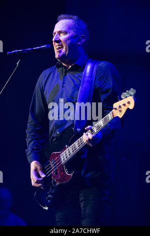 Glasgow, UK. 31. Oktober 2019. Bild: George Andrew McCluskey - Sänger der OMD (Orchestral Manöver in der Dunkelheit). Orchestrale Manöver in der Dunkelheit fort, deren 40. Jahrestag feiern mit einem speziellen World Tour an der Royal Concert Hall in Glasgow., Kredit: Colin Fisher/Alamy leben Nachrichten Stockfoto