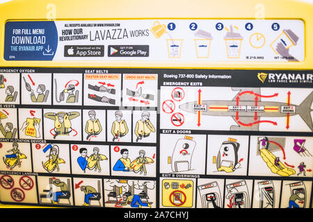 Paris, Frankreich - Oktober 06, 2019: an Bord eines Flugzeugs der Gesellschaft Ryanair eine Anweisung für die Fahrgäste in einem Notfall mit den Regeln von Cond Stockfoto
