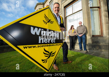 Edinburgh, 30. Oktober 2019. Bild: Alex Cole-Hamilton MSP der Schottischen Liberaldemokratischen Partei. Willie Rennie ist in der Zentrale der Partei heute Morgen für ein Foto op ihren Wahlkampf zu starten. Der britische Premierminister, Boris Johnson als snap Parlamentswahlen am 12. Dezember, und die schottische Liberalen Demokraten zusammen mit der britischen Liberaldemokraten suchen Brexit zu übernehmen und zu beenden. Credit: Colin Fisher/Alamy leben Nachrichten Stockfoto