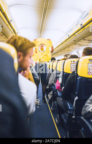 Paris, Frankreich - Oktober 06, 2019: Ein Steward an Bord einer Ryanair Flugzeug zeigt, wie eine Schwimmweste vor dem Start verwenden Stockfoto