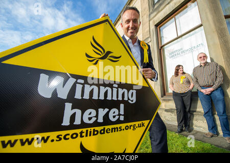 Edinburgh, 30. Oktober 2019. Bild: Alex Cole-Hamilton MSP der Schottischen Liberaldemokratischen Partei. Willie Rennie ist in der Zentrale der Partei heute Morgen für ein Foto op ihren Wahlkampf zu starten. Der britische Premierminister, Boris Johnson als snap Parlamentswahlen am 12. Dezember, und die schottische Liberalen Demokraten zusammen mit der britischen Liberaldemokraten suchen Brexit zu übernehmen und zu beenden. Credit: Colin Fisher/Alamy leben Nachrichten Stockfoto