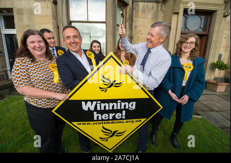 Edinburgh, 30. Oktober 2019. Im Bild: (Mitte links) Alex Cole-Hamilton MSP der Schottischen Liberaldemokratischen Partei; (Mitte rechts) Willie Rennie MSP-Führer der schottischen liberalen Demcrat Partei. Willie Rennie ist in der Zentrale der Partei heute Morgen für ein Foto op ihren Wahlkampf zu starten. Der britische Premierminister, Boris Johnson als snap Parlamentswahlen am 12. Dezember, und die schottische Liberalen Demokraten zusammen mit der britischen Liberaldemokraten suchen, zu übernehmen und stop Brexit. Credit: Colin Fisher/Alamy leben Nachrichten Stockfoto