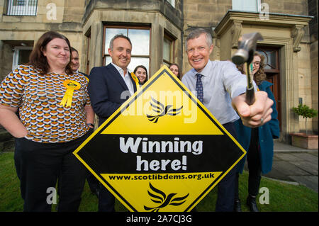 Edinburgh, 30. Oktober 2019. Im Bild: (Mitte links) Alex Cole-Hamilton MSP der Schottischen Liberaldemokratischen Partei; (Mitte rechts) Willie Rennie MSP-Führer der schottischen liberalen Demcrat Partei. Willie Rennie ist in der Zentrale der Partei heute Morgen für ein Foto op ihren Wahlkampf zu starten. Der britische Premierminister, Boris Johnson als snap Parlamentswahlen am 12. Dezember, und die schottische Liberalen Demokraten zusammen mit der britischen Liberaldemokraten suchen, zu übernehmen und stop Brexit. Credit: Colin Fisher/Alamy leben Nachrichten Stockfoto