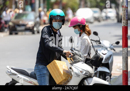 Vietnam Phu Quoc Island 2. April 2019. Vietnamesischen Mann und Frau in der Maske auf dem Gesicht. einem vietnamesischen Mann mit einer Maske auf dem Gesicht zu nehmen ein Stockfoto