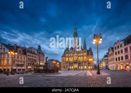 Liberec, Tschechien. Blick auf den Hauptplatz mit Rathaus und Brunnen in der Dämmerung (HDR-Bild) Stockfoto