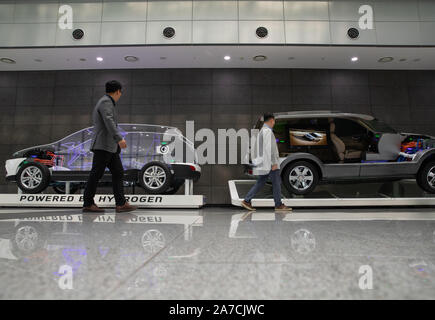 (191101) - YONGIN, November 1, 2019 (Xinhua) - die Leute gehen vorbei Wasserstoff Brennstoffzelle Elektroautos an der Eco-lifetime Forschungsinstitut der Hyundai-Kia Motoren in Yongin, Südkorea, Okt. 22, 2019. Hyundai Motor Group, die Automobilindustrie Südkoreas Behemoth, abzielen, weiterhin Gewährleistung der künftigen Wachstums im Tandem mit Chinas Reform und Öffnung, ein Hyundai executive sagte. Mit 'Interview: Hyundai zu wachsen mit China die erweiterte Öffnung: Executive" (Xinhua/Wang Jingqiang) Stockfoto