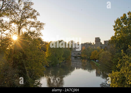 Warwick Castle in Warwickshire ist bei Sonnenuntergang am 27. Oktober 2019 gesehen. Stockfoto