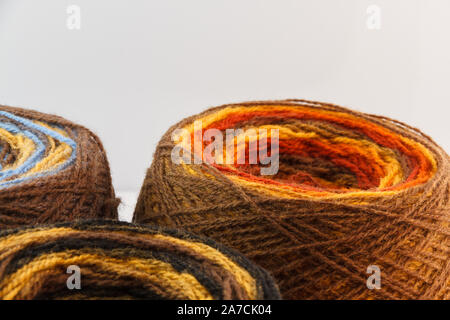Bunte Knäuel Wolle Garn. Stricken und Häkeln. Vorbereitung für den Herbst - stricken warme Kleidung. Handwerk, von Hand gefertigt. Stockfoto