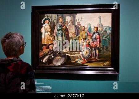 (191101) - leiden, November 1, 2019 (Xinhua) - ein Besucher eine Arbeit von Rembrandt auf eine Vorschau auf die Ausstellung "Junge Rembrandt - Rising Star" in Leiden, Niederlande, Okt. 31, 2019. Die Ausstellung wird im Museum de Lakenhal in Leiden öffnen an November 2, 2019 und dauert bis Februar 9, 2020. Die Ausstellung umfasst über 40 Gemälde, 70 Radierungen und 10 Zeichnungen. (Foto von Sylvia Lederer/Xinhua) Stockfoto