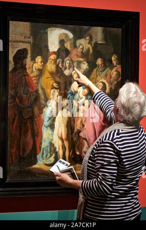 (191101) - leiden, November 1, 2019 (Xinhua) - ein Besucher eine Arbeit von Rembrandt auf eine Vorschau auf die Ausstellung "Junge Rembrandt - Rising Star" in Leiden, Niederlande, Okt. 31, 2019. Die Ausstellung wird im Museum de Lakenhal in Leiden öffnen an November 2, 2019 und dauert bis Februar 9, 2020. Die Ausstellung umfasst über 40 Gemälde, 70 Radierungen und 10 Zeichnungen. (Foto von Sylvia Lederer/Xinhua) Stockfoto