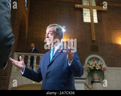 London, Großbritannien. 01 Nov, 2019. Brexit Parteichef, Nigel Farage, startet Wahlkampagne der Brexit Partei in Westminster. Credit: Tommy London/Alamy leben Nachrichten Stockfoto