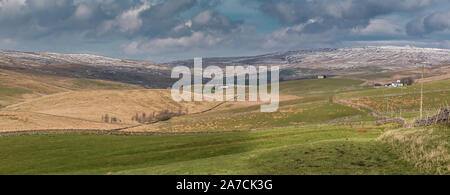 Panoramablick von Harwood, Obere Teesdale. Hervorragende Lichtverhältnisse mit Patches von Sonne und Schatten und Schnee auf den höheren Fells - klassische April Stockfoto