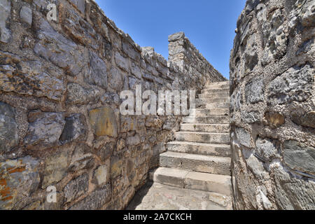 Schritte entlang der Steinmauern in der Altstadt in Budva, Montenegro. Stockfoto