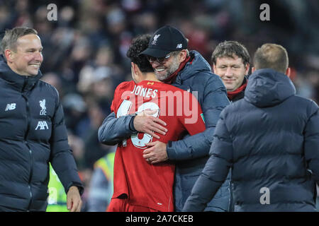 30. Oktober 2019, Liverpool, Liverpool, England; Carabao Schale, Liverpool V Arsenal: Jürgen Klopp Manager von Liverpool gratuliert Curtis Jones (48) von Liverpool nach dem Scoring die gewinnende Strafe Credit: Mark Cosgrove/News Bilder Stockfoto