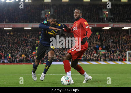 30. Oktober 2019, Liverpool, Liverpool, England; Carabao Schale, Liverpool V Arsenal: Divock Beschäftigungsprojekt (27) von Liverpool und Ainsley Maitland-Niles (15) von Arsenal dual für die Kugel Credit: Mark Cosgrove/News Bilder Stockfoto