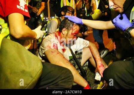 Hongkong, China. 1 Nov, 2019. Tausende von Menschen tragen Masken und Kostüme marschierten durch die Innenstadt von Hong Kong auf Halloween Nacht und landete im Bezirk von Lan Kwai Fong im Zentrum. Nach Mitternacht Auseinandersetzungen ausbrach und die Polizei feuerte Tränengas, um die Straßen zu löschen. Hier wird ein Treiber durch Demonstranten angegriffen, als er versucht, durch die Straßensperren zu fahren und drückt die Massen. Credit: Gonzales Foto/Alamy leben Nachrichten Stockfoto