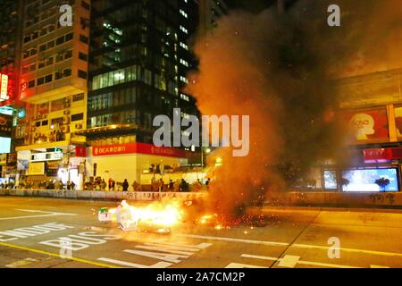 Hongkong, China. 1 Nov, 2019. Tausende von Menschen tragen Masken und Kostüme marschierten durch die Innenstadt von Hong Kong auf Halloween Nacht und landete im Bezirk von Lan Kwai Fong im Zentrum. Nach Mitternacht Auseinandersetzungen ausbrach und die Polizei feuerte Tränengas, um die Straßen zu löschen. Credit: Gonzales Foto/Alamy leben Nachrichten Stockfoto