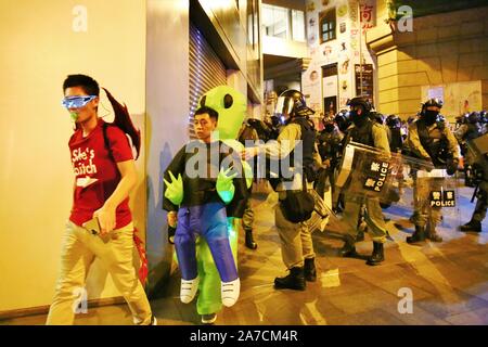 Hongkong, China. 1 Nov, 2019. Tausende von Menschen tragen Masken und Kostüme marschierten durch die Innenstadt von Hong Kong auf Halloween Nacht und landete im Bezirk von Lan Kwai Fong im Zentrum. Nach Mitternacht Auseinandersetzungen ausbrach und die Polizei feuerte Tränengas, um die Straßen zu löschen. Credit: Gonzales Foto/Alamy leben Nachrichten Stockfoto