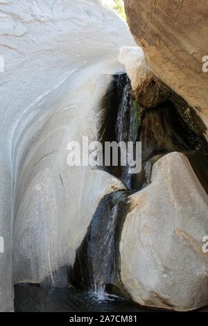 Seltene Wasserfälle in der Colorado Wüste, dieser Fütterung Palm Canyon Oase, das Flüstern der alten Geheimnisse der indianischen Spiritualität. Stockfoto