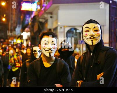 Hongkong, China. 31 Okt, 2019. Tausende von Menschen tragen Masken und Kostüme marschierten durch die Innenstadt von Hong Kong auf Halloween Nacht und landete im Bezirk von Lan Kwai Fong im Zentrum. Nach Mitternacht Auseinandersetzungen ausbrach und die Polizei feuerte Tränengas, um die Straßen zu löschen. Credit: Gonzales Foto/Alamy leben Nachrichten Stockfoto