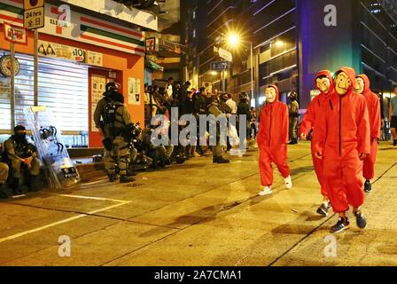 Hongkong, China. 1 Nov, 2019. Tausende von Menschen tragen Masken und Kostüme marschierten durch die Innenstadt von Hong Kong auf Halloween Nacht und landete im Bezirk von Lan Kwai Fong im Zentrum. Nach Mitternacht Auseinandersetzungen ausbrach und die Polizei feuerte Tränengas, um die Straßen zu löschen. Credit: Gonzales Foto/Alamy leben Nachrichten Stockfoto