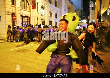 Hongkong, China. 1 Nov, 2019. Tausende von Menschen tragen Masken und Kostüme marschierten durch die Innenstadt von Hong Kong auf Halloween Nacht und landete im Bezirk von Lan Kwai Fong im Zentrum. Nach Mitternacht Auseinandersetzungen ausbrach und die Polizei feuerte Tränengas, um die Straßen zu löschen. Credit: Gonzales Foto/Alamy leben Nachrichten Stockfoto