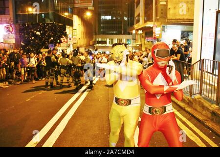 Hongkong, China. 1 Nov, 2019. Tausende von Menschen tragen Masken und Kostüme marschierten durch die Innenstadt von Hong Kong auf Halloween Nacht und landete im Bezirk von Lan Kwai Fong im Zentrum. Nach Mitternacht Auseinandersetzungen ausbrach und die Polizei feuerte Tränengas, um die Straßen zu löschen. Credit: Gonzales Foto/Alamy leben Nachrichten Stockfoto